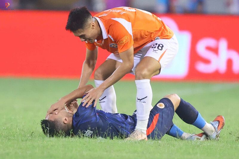 CAHN đè bẹp đối thủ nhưng chấn thương Quang Hải