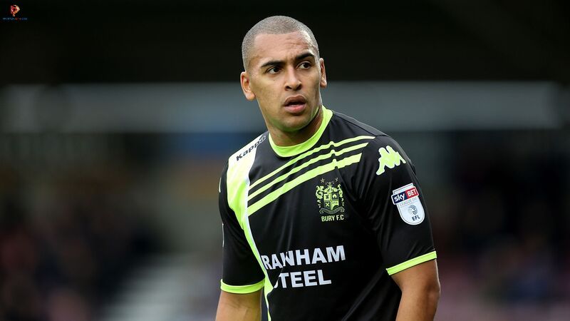 Người nắm kỷ lục cầu thủ trẻ nhất trước đó là Joél Drakes-Thomas